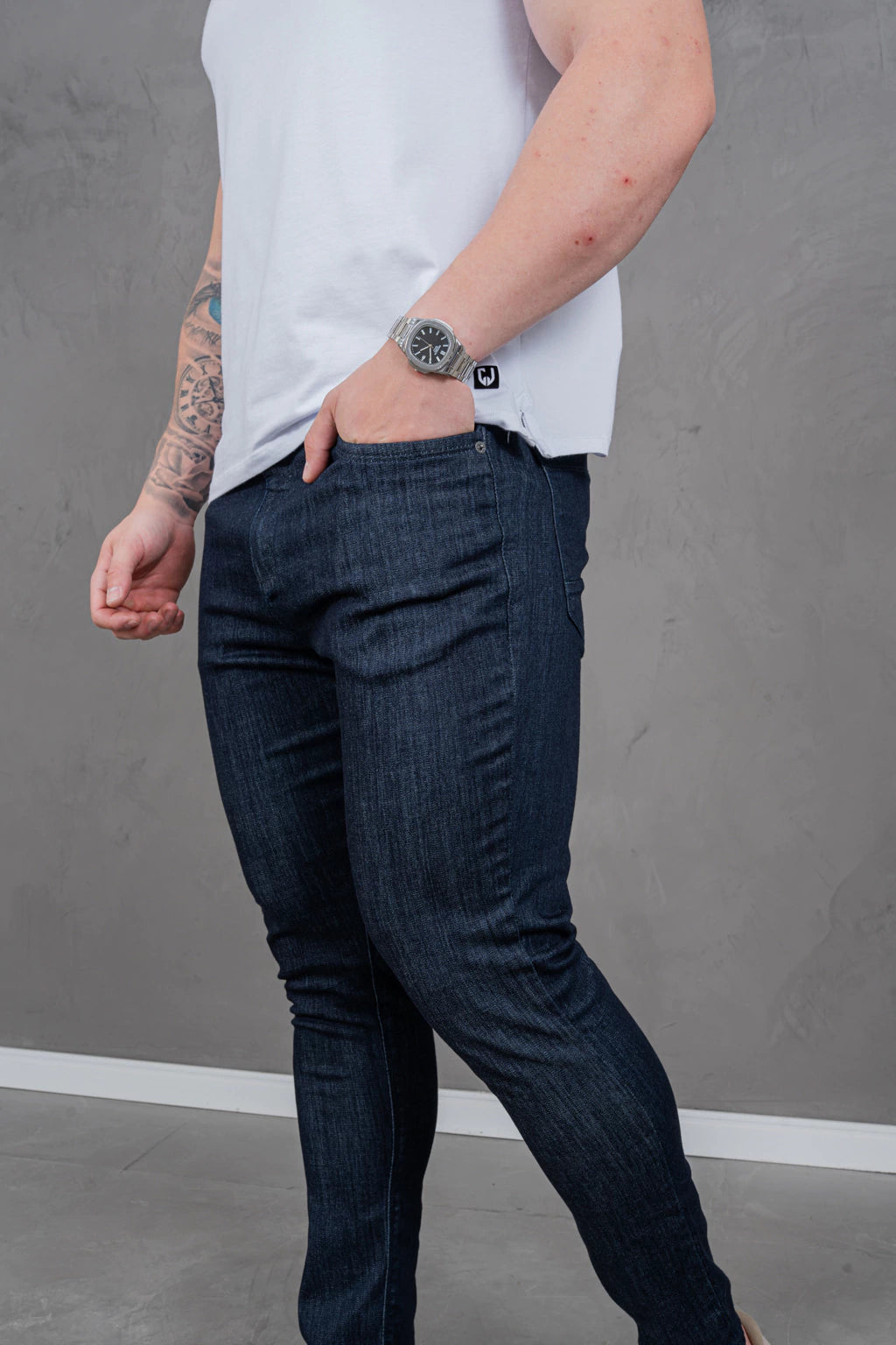 Calça Skinny Básica Escura