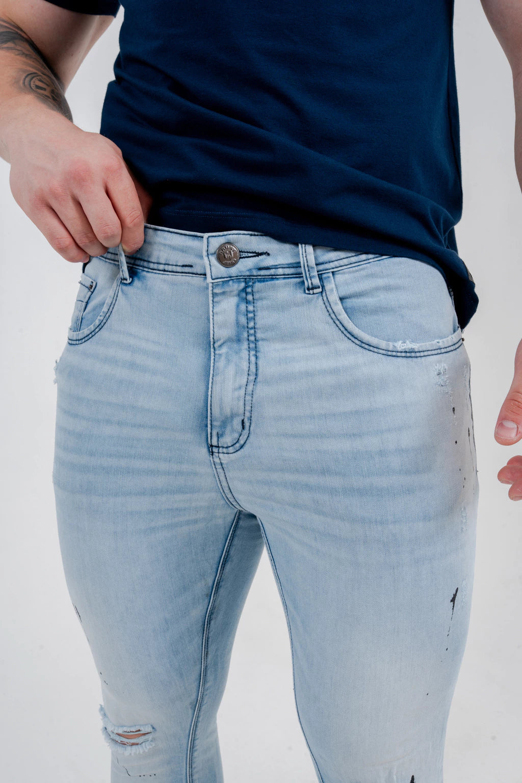 Calça Skinny Destroyed C/Pigmento