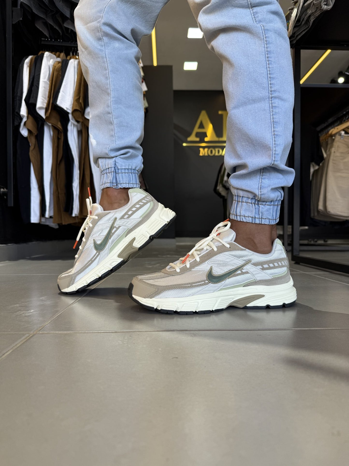 Tênis Nike Initiador Bege